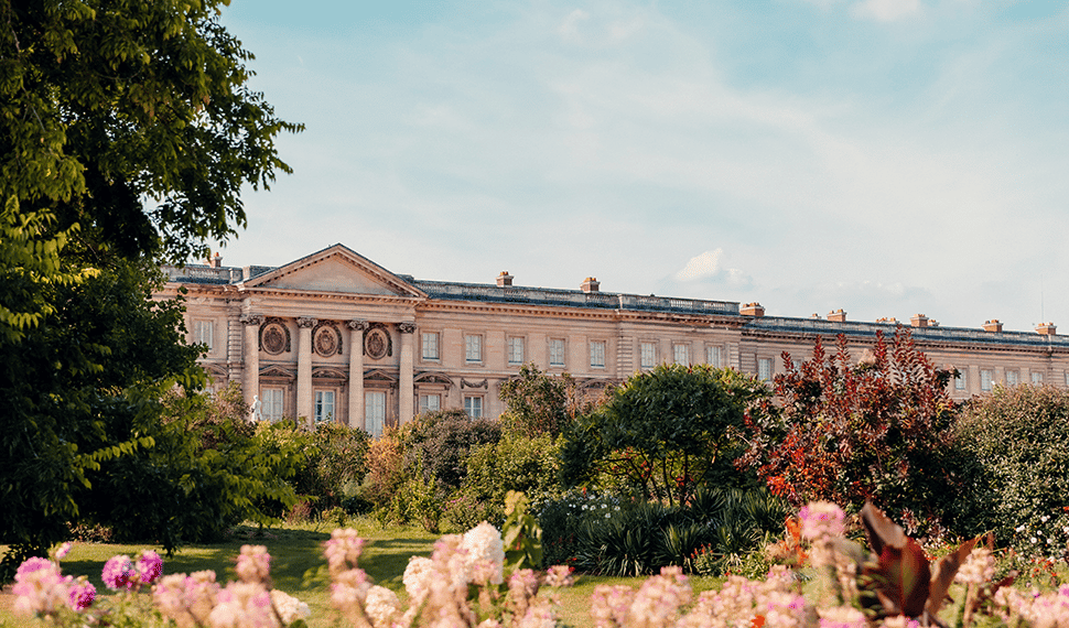 Vue sur la château de Compiègne avec des fleurs en premier plan