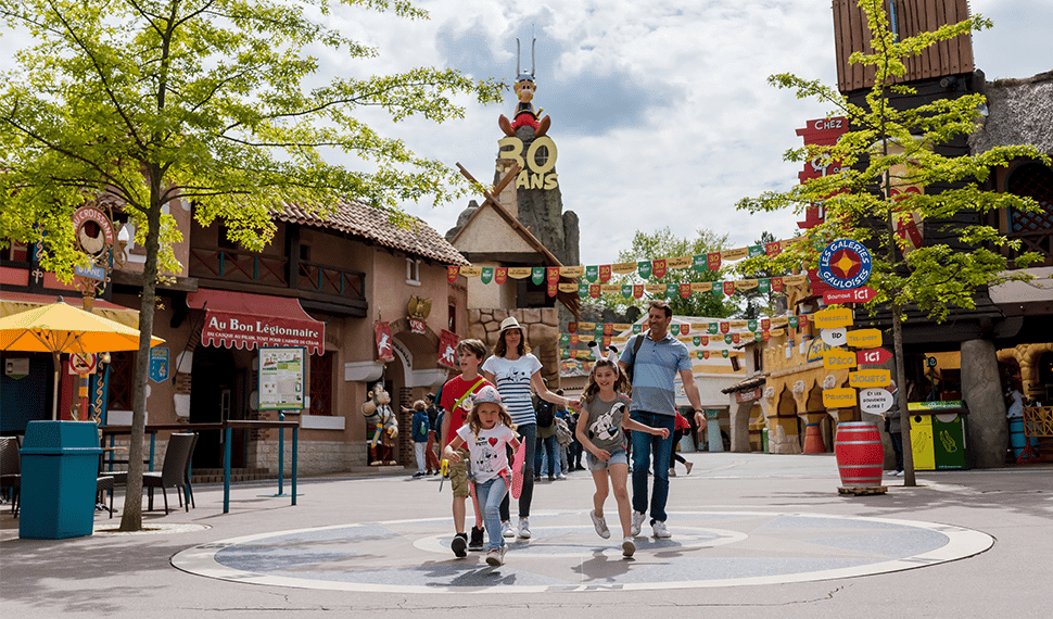 Vue sur le parc Asterix avec une famille en premier plan