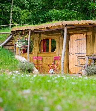 Maison Hobbit -Pierrefonds - camping au cœur de la forêt