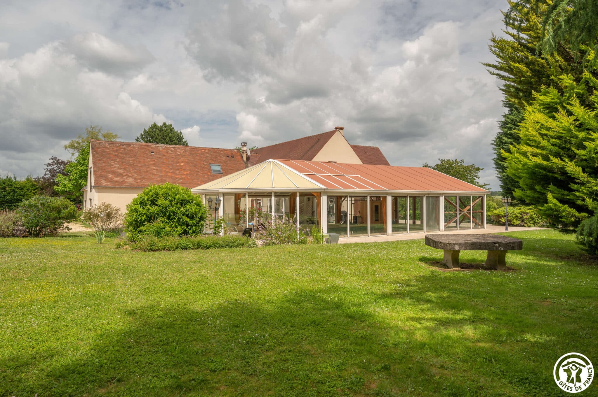 gîte de groupe Fleurines avec piscine