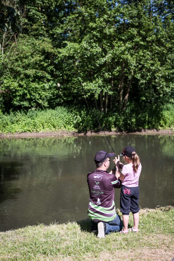 enfant qui pêche