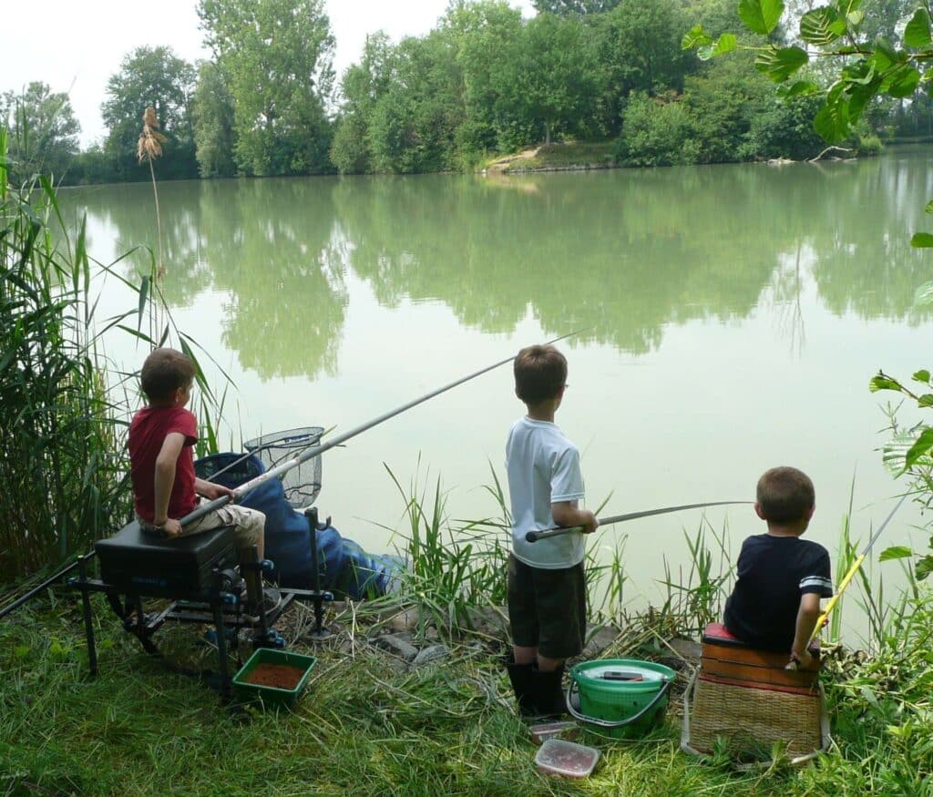 plusieurs enfants qui pêchent